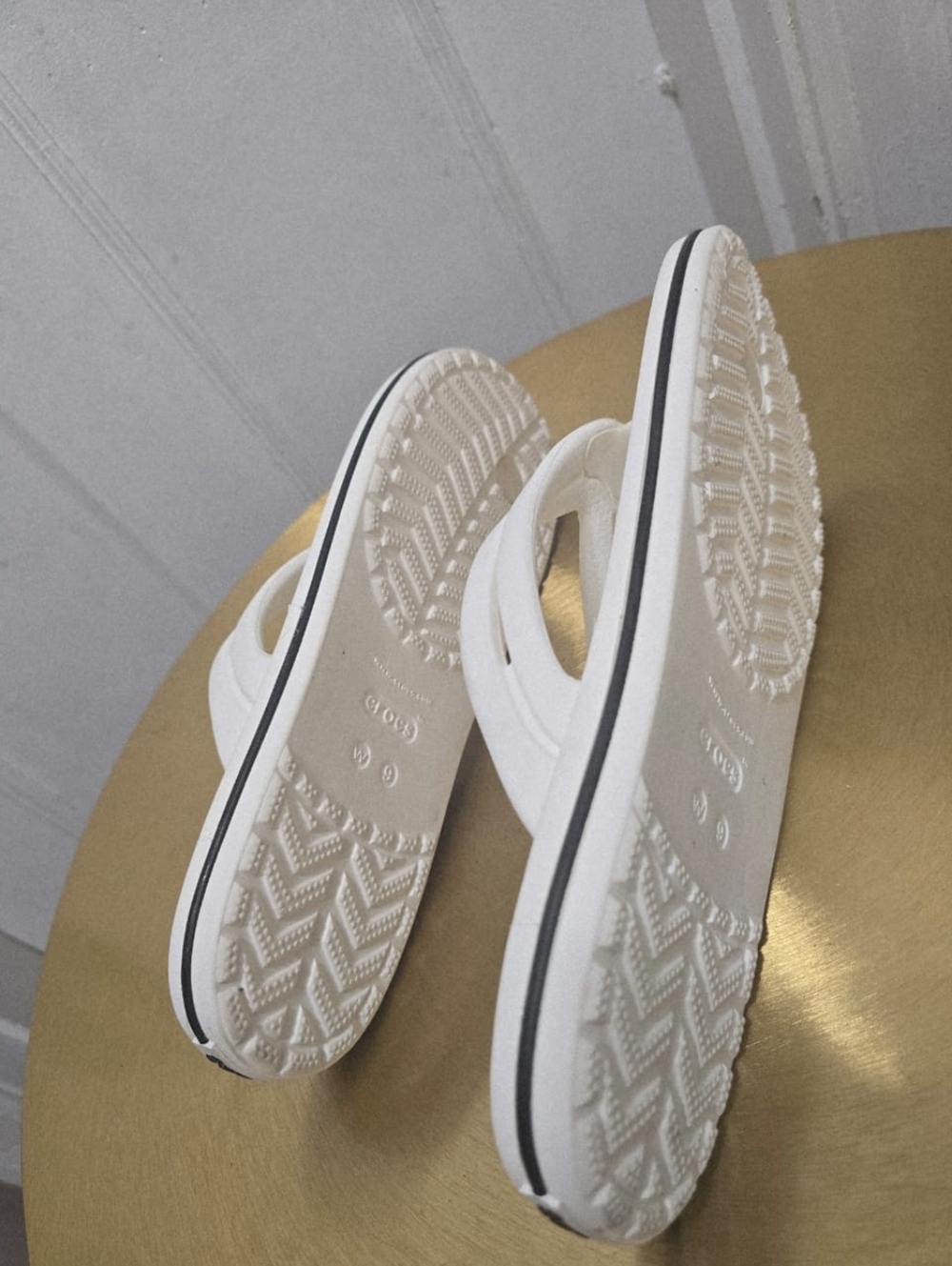 Crocs Sandals Women’s 9 Crocband Flip-Flop White Toe-Post Casual Comfort - Picture 5 of 6